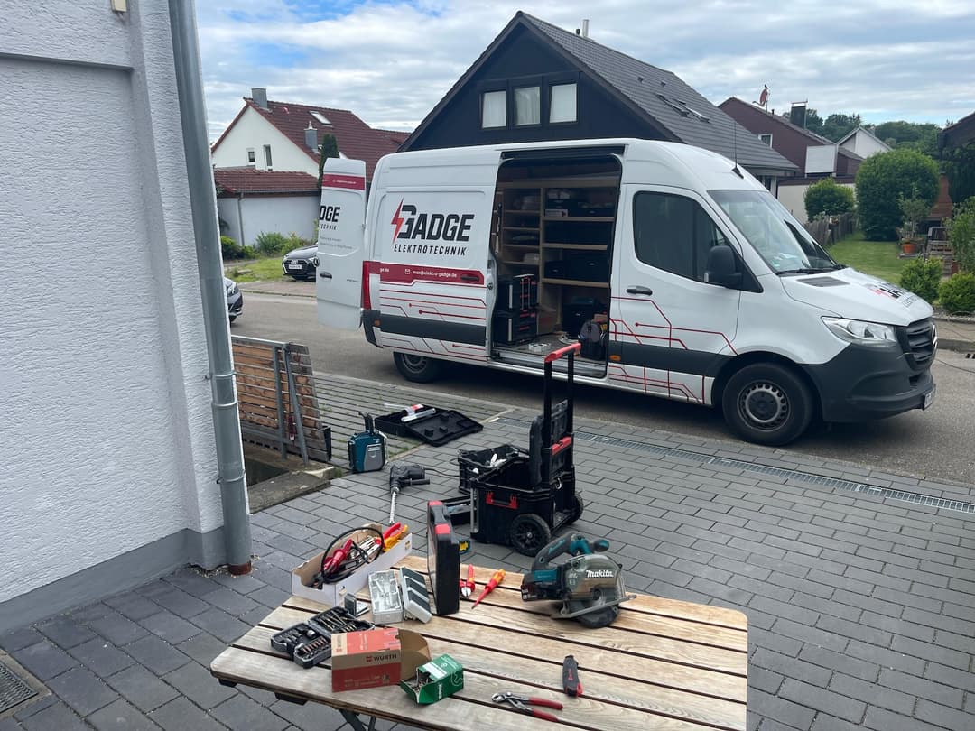 Firmenfahrzeug von Elektrogadge mit Werkzeug davor