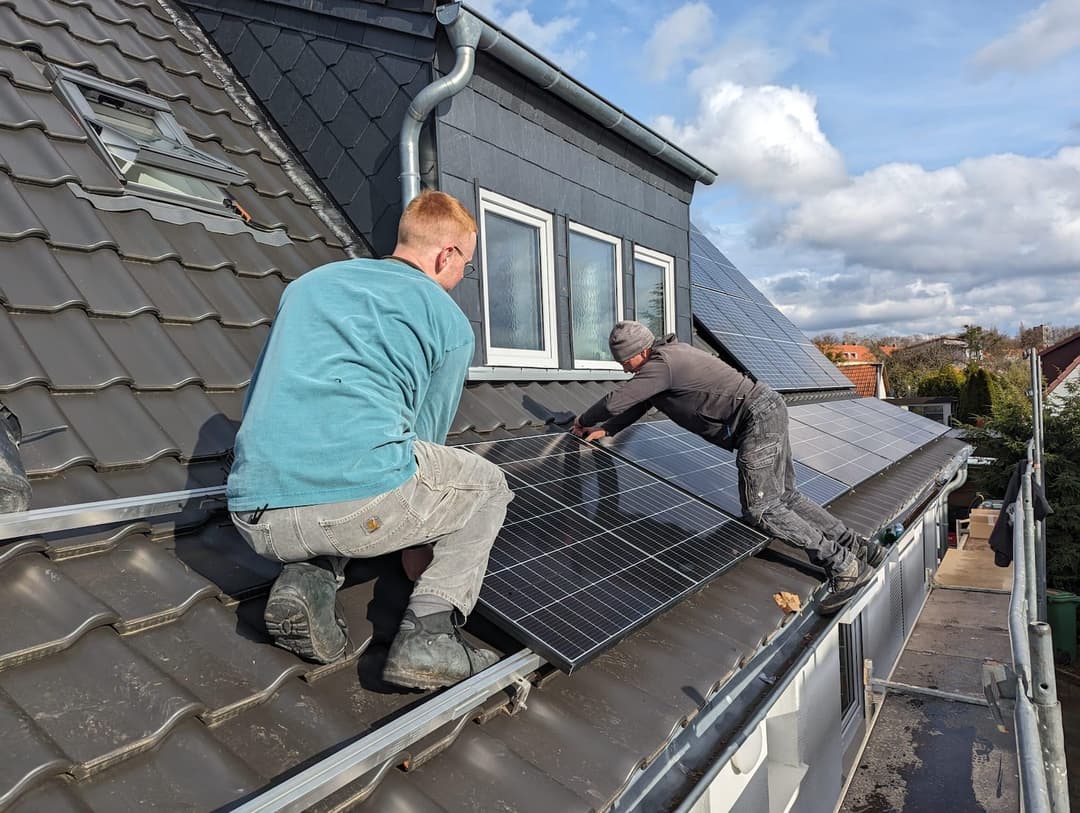 Installtion einer PV-Anlage mit 2 Personen